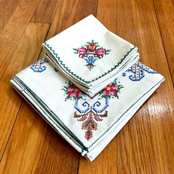 Vintage White Cotton Blend Embroidered Tablecloth with 4 Matching Napkins Floral - Picture 5 of 16